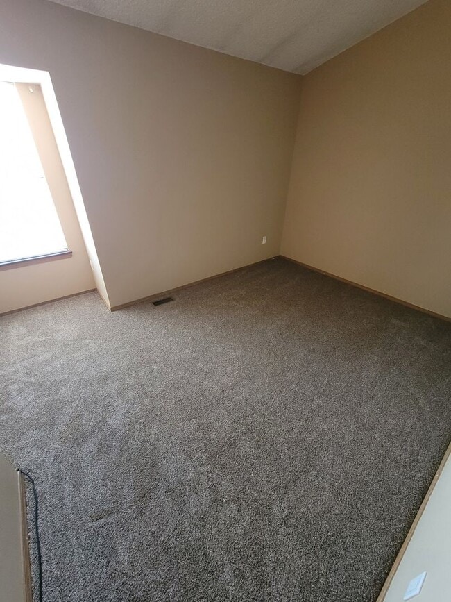 Building Photo - Great Townhome in a Gated Community