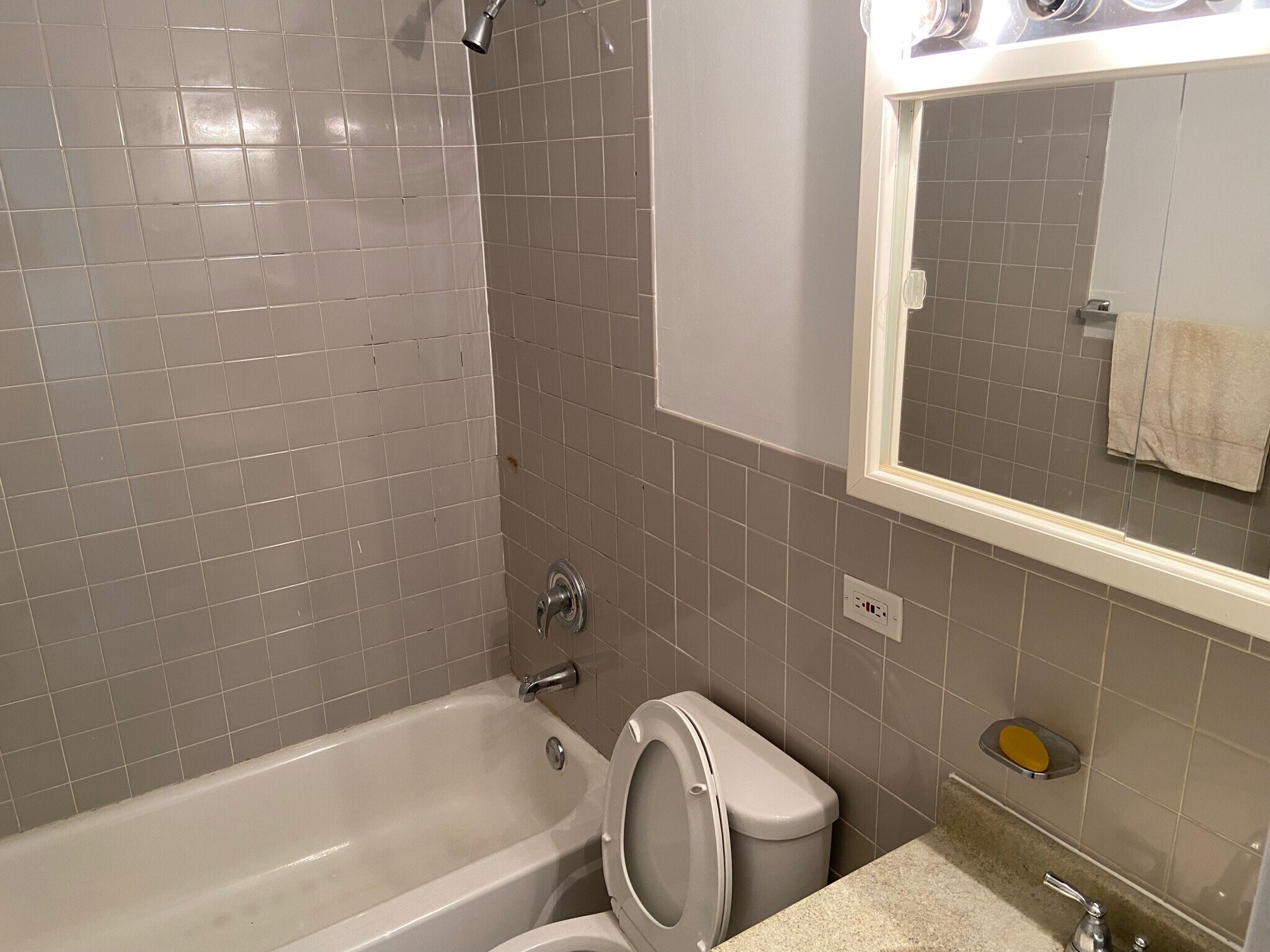 bathroom - 607 W Wrightwood Ave