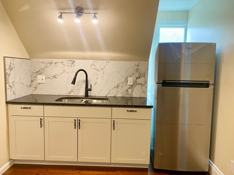 Building Photo - 1372 Neil Ave