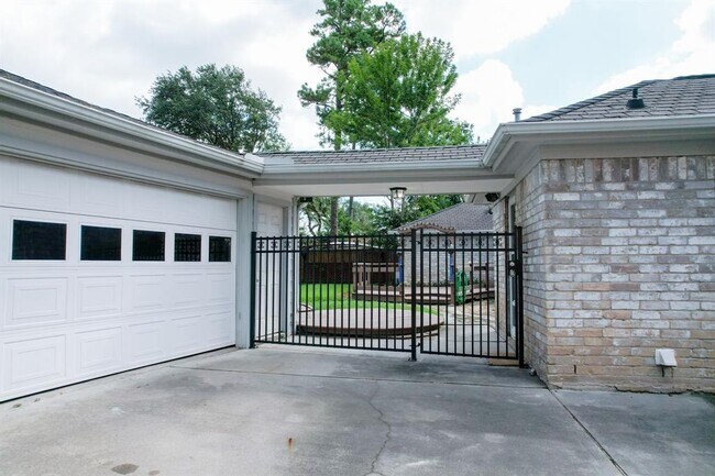 Building Photo - 5814 Old Lodge Dr