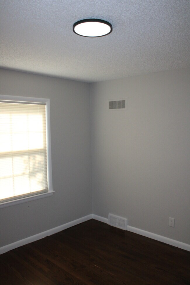 Building Photo - Spacious and beautiful 5 bedrooms and 2 full baths home located on E 47th St in Kansas City, MO