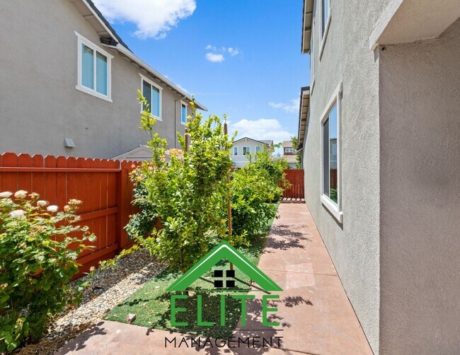 Building Photo - **Modern single-family residence in the hi...