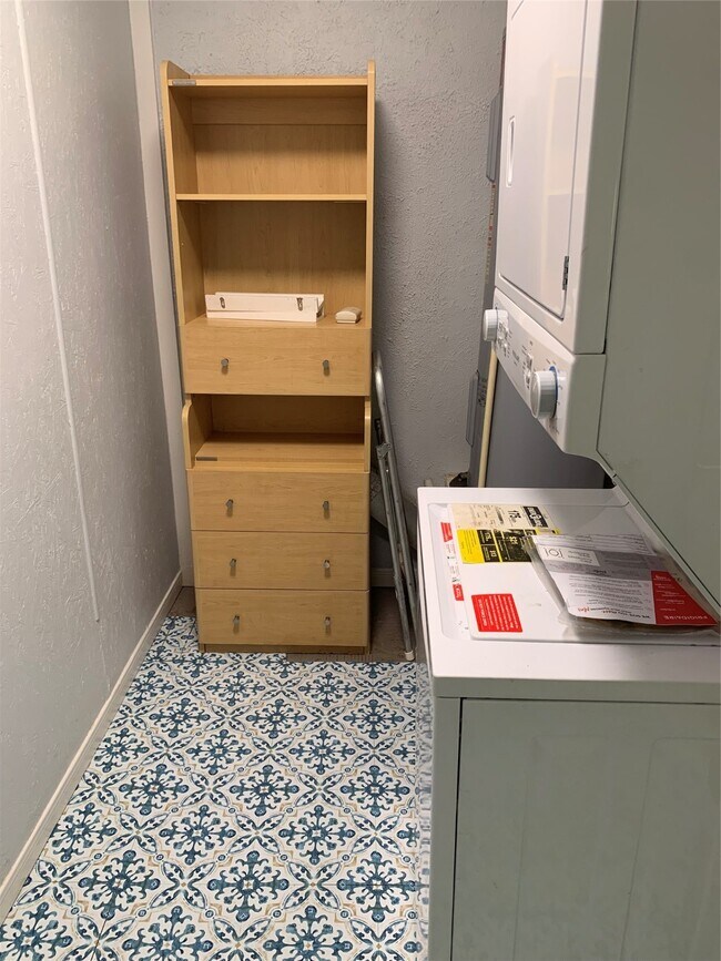 Building Photo - 306 Cres View St