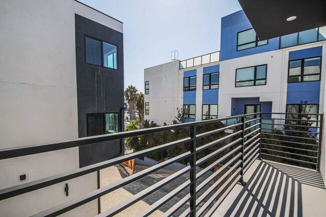 Building Photo - Ultra-Luxury Brand New 2 bed/2.5 bath and ...