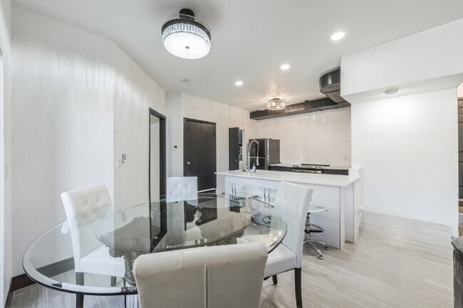 Building Photo - Beautiful Remodeled 2 Bedroom/2 Bathroom Condo is DTC!