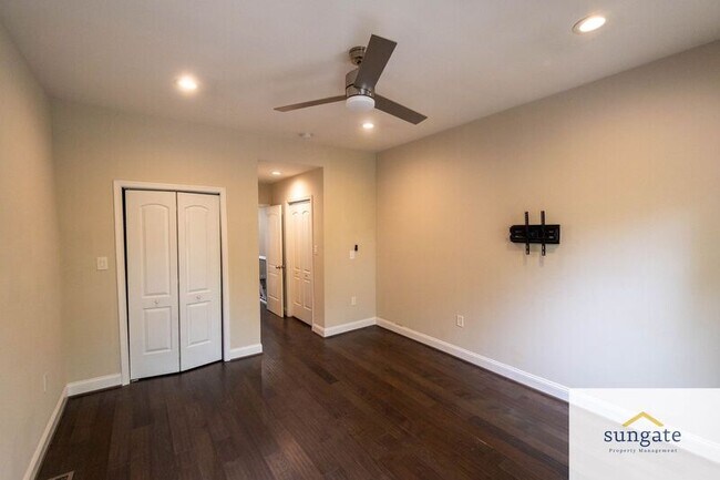 Building Photo - 442 N Linwood Ave