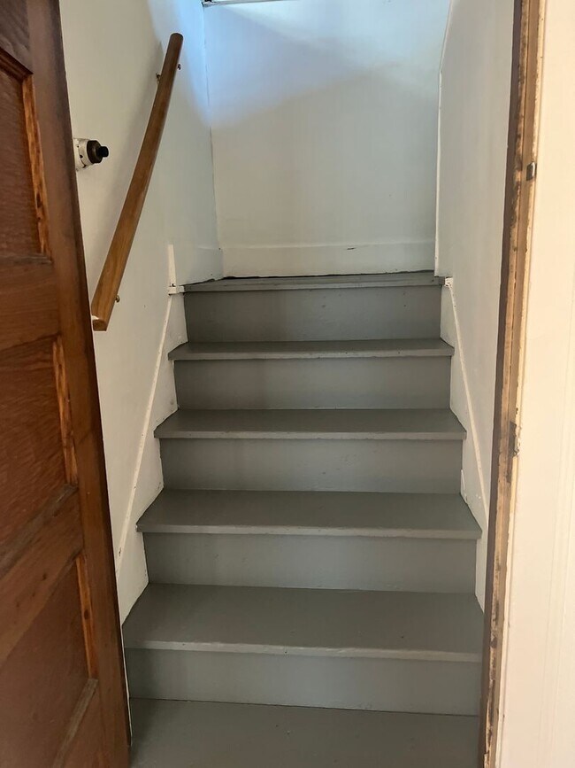 Building Photo - SINGLE FAMIKY FOR RENT IN MAPLEWOOD LOCATION !