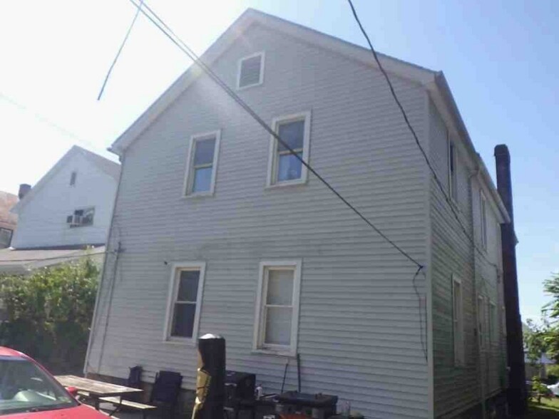 Building Photo - 647 Spruce Ave