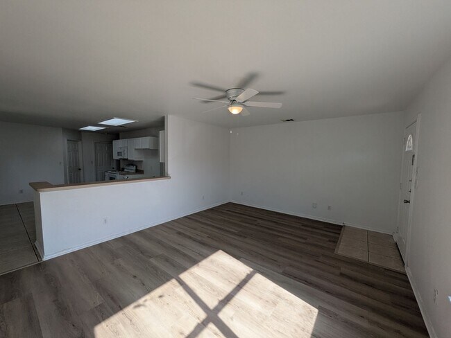Building Photo - Fresh and Clean in New Braunfels!!