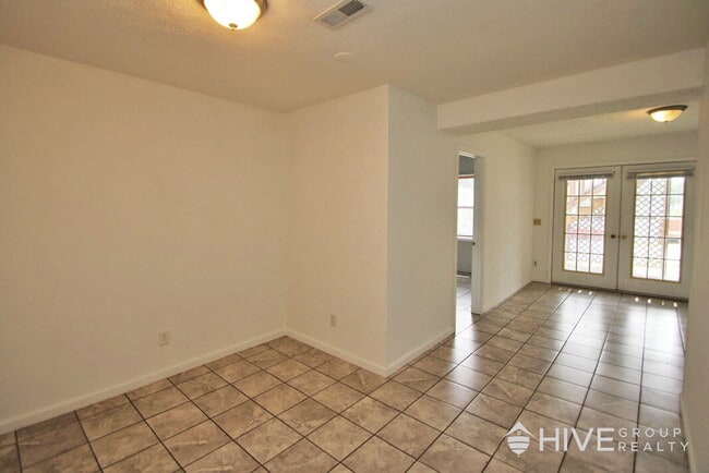 Building Photo - 3-Bedroom, 2.5-Bath Townhouse with Finishe...