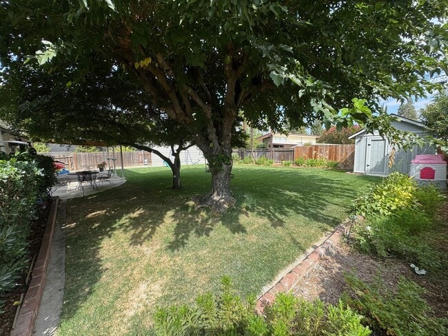 Building Photo - Gorgeous Updated 3 Bedroom in the heart of...
