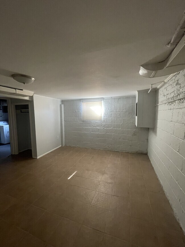 Building Photo - 633 N Nelson St