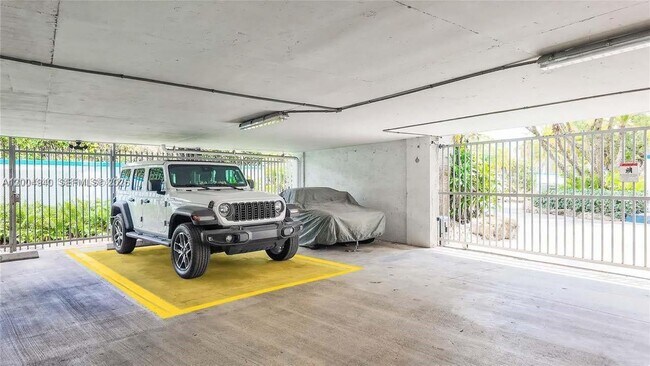 Building Photo - 1700 NW N River Dr