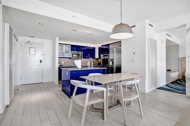 Building Photo - 3101 Bayshore Dr