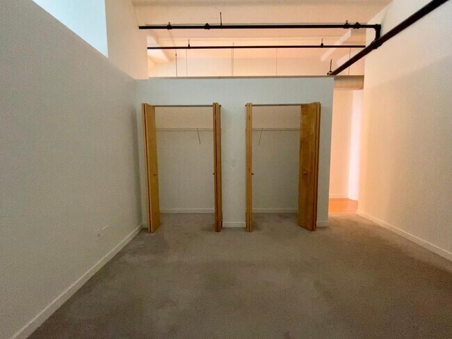 Building Photo - 1224 W Van Buren St