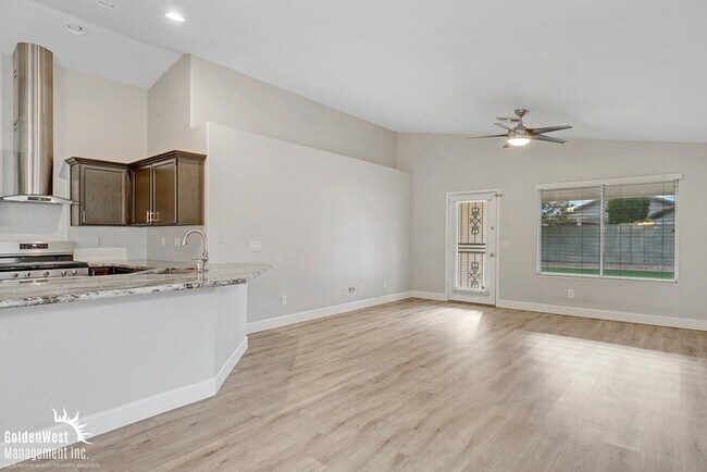 Building Photo - Charming 4Bdm 2Ba Home with a Private Yard in Peoria!