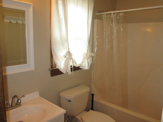 Building Photo - Spacious Four Bedroom Mechanicsville Home ...