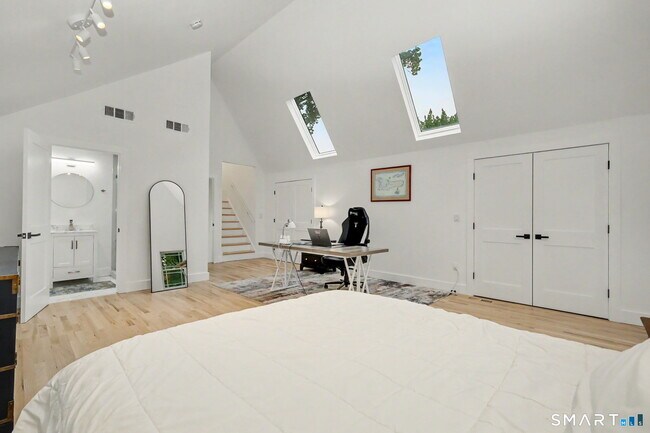 Building Photo - 158 Steep Hill Rd