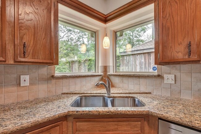 Building Photo - 17 Wishbonebush Rd