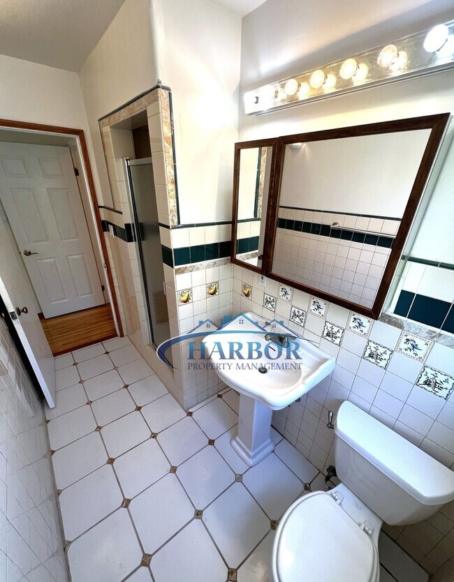 Building Photo - Charming 3 Bedroom 2 Bathroom