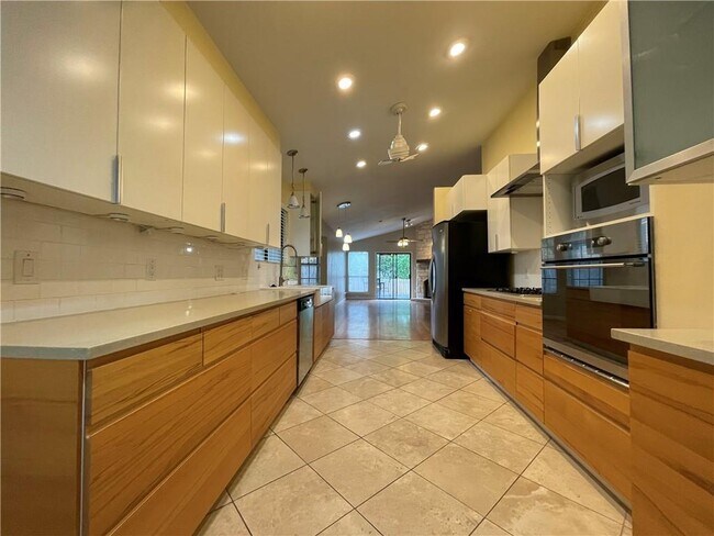 Building Photo - 8406 Birmingham Dr