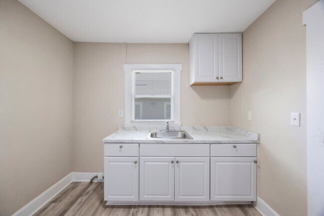 Building Photo - Cosy 2 bedroom 1 bath home with nice size yard $1850 SECTION 8 WELCOME**