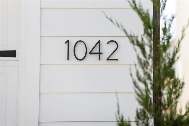 Building Photo - 1042 Winding Br Dr