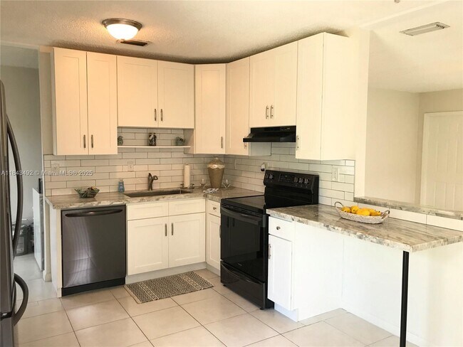 Building Photo - 10525 SW 77th Ct