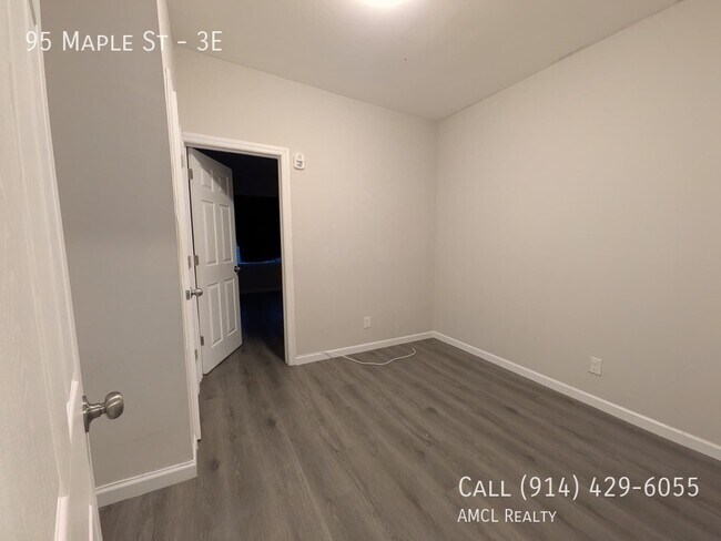 Building Photo - 95 Maple St