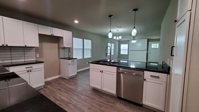 Building Photo - (2) Bed/(1) Bath Available NOW! Updated!