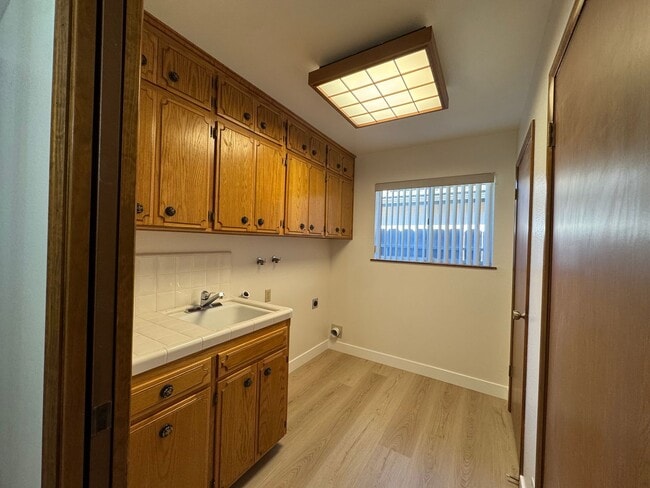 Building Photo - 6517 N San Pedro Ave