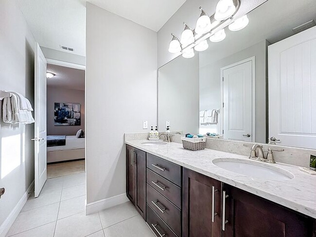 Building Photo - 8 Bedrooms 7 baths on a resort community