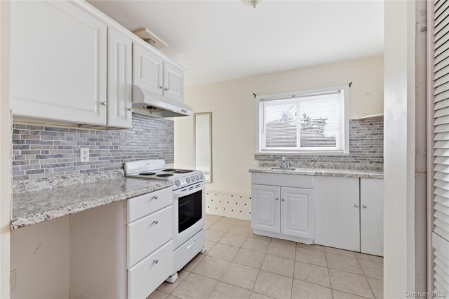 Building Photo - 2420 Bennett Ave