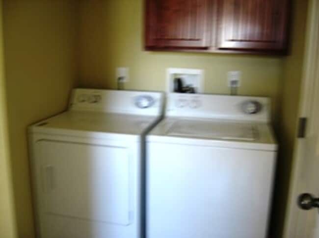 Building Photo - Nice Location