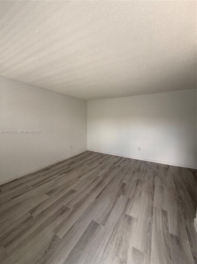 Building Photo - 1629 NW N River Dr