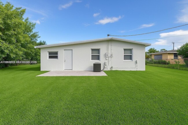 Building Photo - 1400 NE 43rd Ct