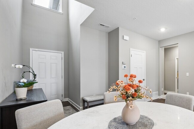 Building Photo - Townhouse in Shakopee