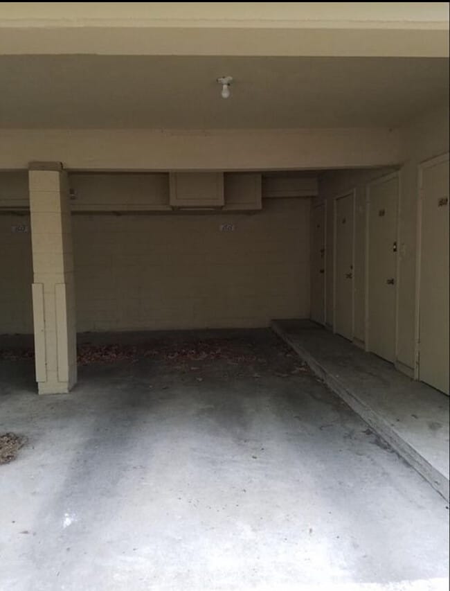 Building Photo - Condo - private Main bedroom with private ensuite bathroom