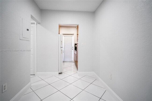Building Photo - 7640 Carlyle Ave