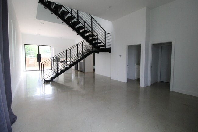 Building Photo - 1223 Hays St