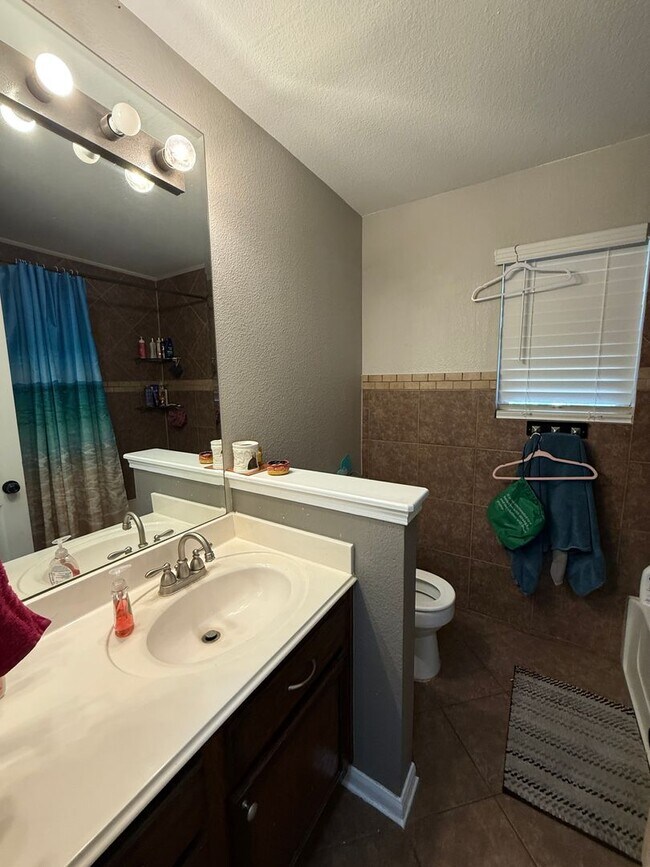 Building Photo - Unique single-story home for lease in the ...