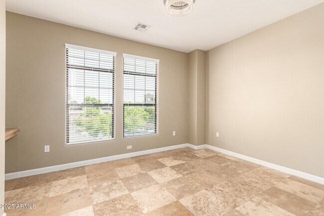 Building Photo - 7297 N Scottsdale Rd