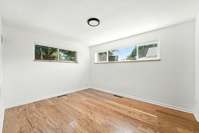 Building Photo - Great Property in the DU area!