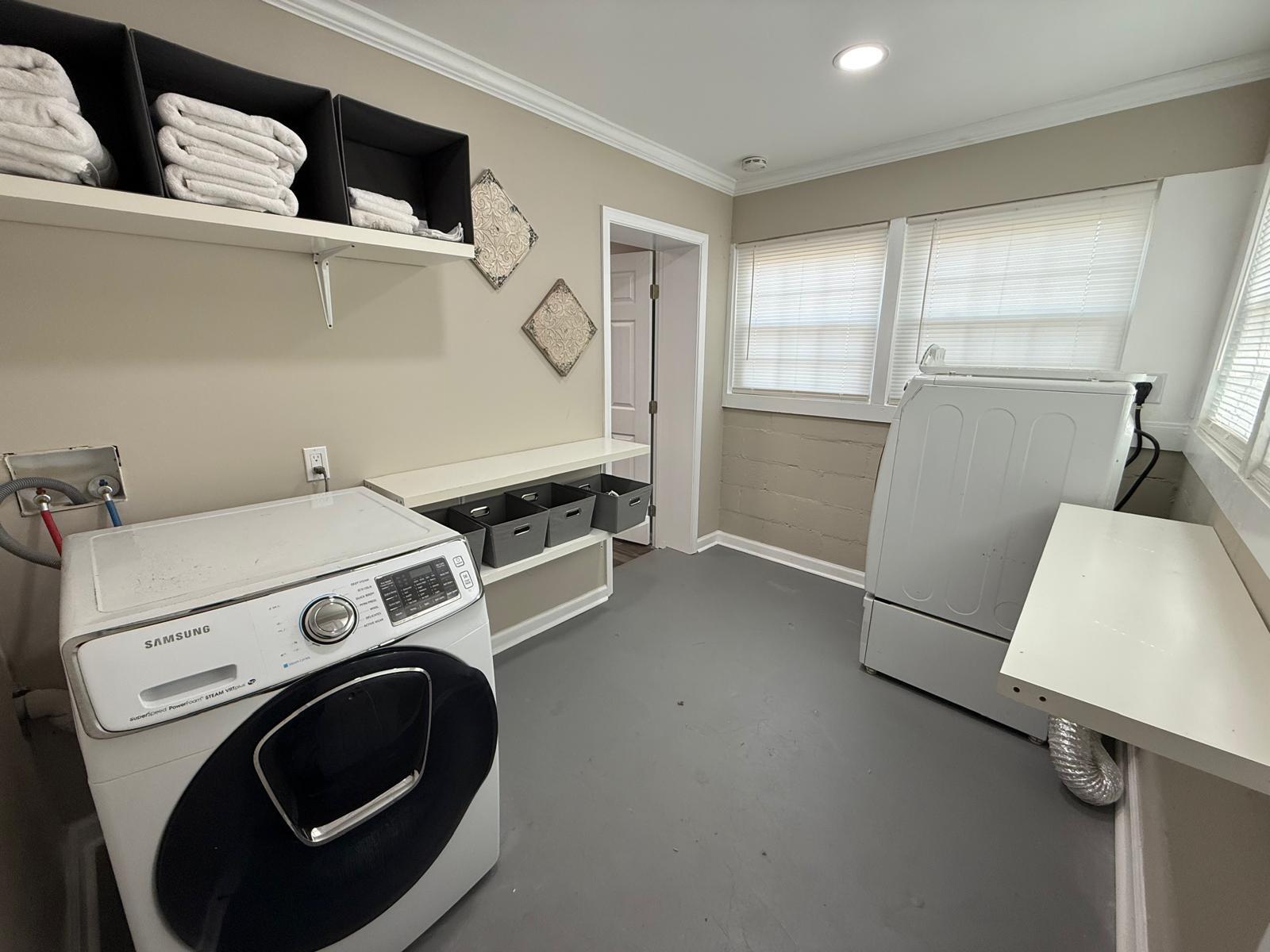 Large Laundry Room - 288 Thornton St SW