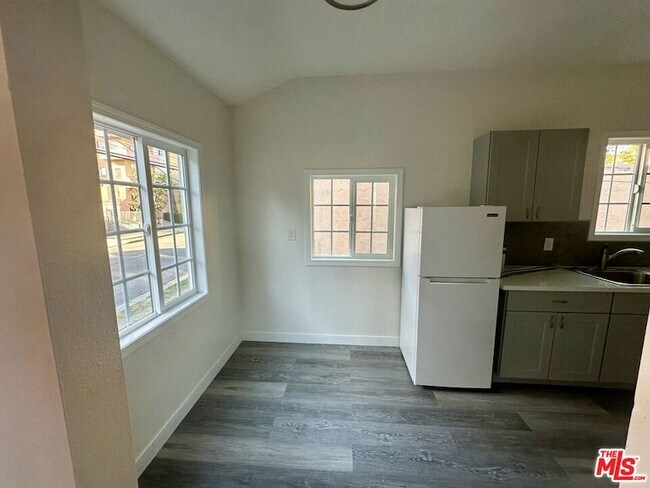 Building Photo - 1762 1/2 N Las Palmas Avenue