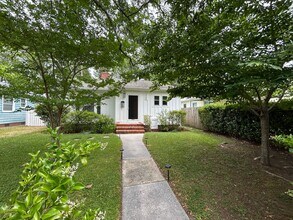 Building Photo - Gorgeous updated furnished cottage!