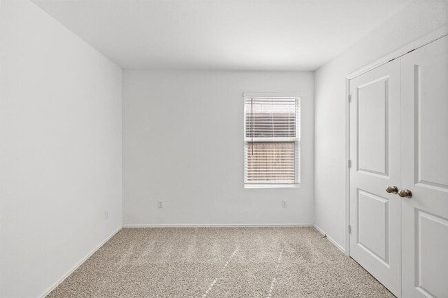 Building Photo - 215 Silver Springs Bend