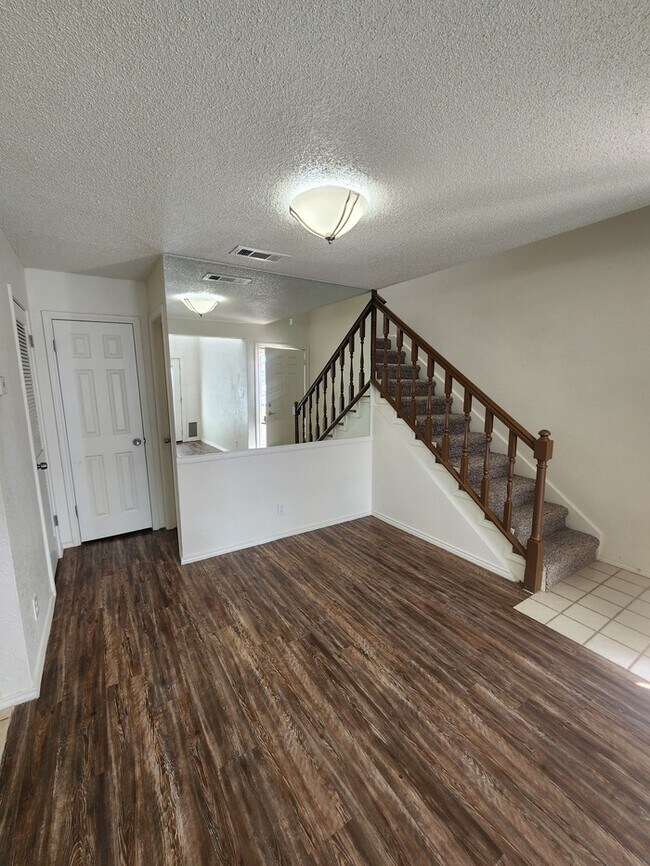 Building Photo - 2 story townhome, 2 bed 2.5 bath