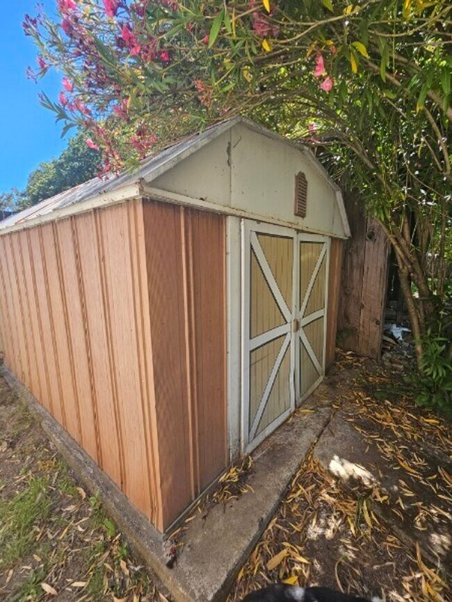 Building Photo - 571 Clover Dr