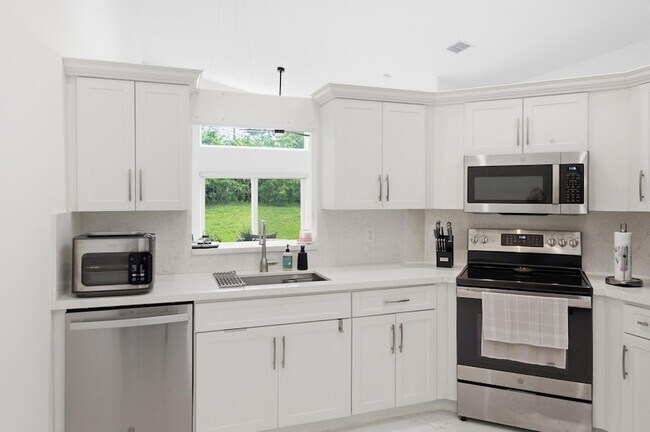 Building Photo - 6581 Marissa Cir